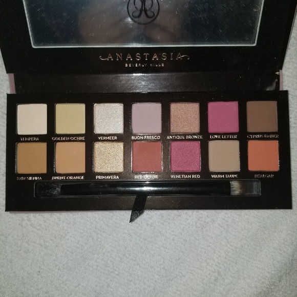 Sold ⭐⭐NIB⭐⭐ABH Modern renaissance pallet - Picture 5 of 6